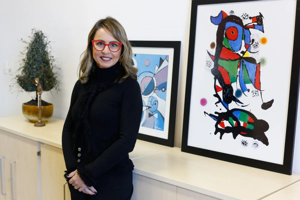 “Importante conhecer o planejamento que a escola possui para enriquecer e ampliar o presencial, aproveitando o que aprendemos e que dá certo no trabalho a distância”, indica Acedriana Vogel, diretora pedagógica do Sistema Positivo de Ensino