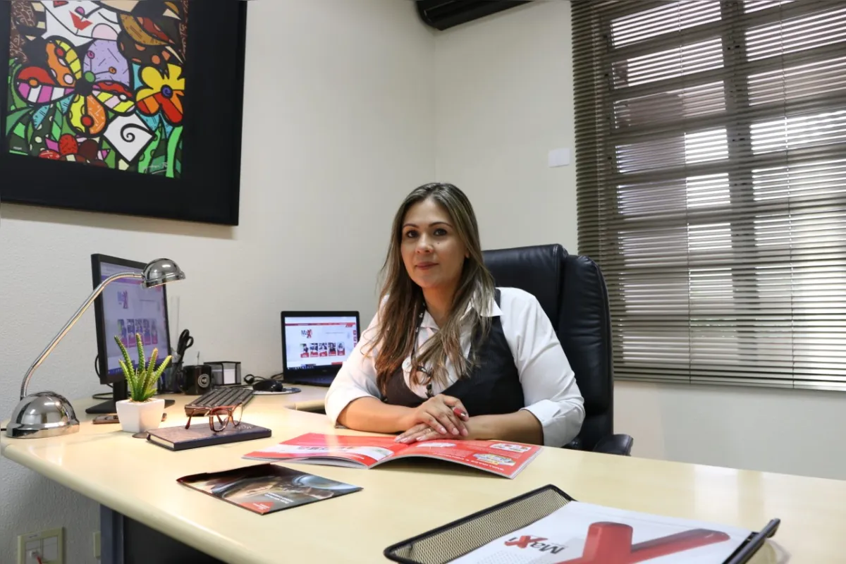“Uma escola deve proporcionar ambientes de aprendizagem produtivos e que inspirem seus alunos a aprender, a desenvolver a autoconfiança, que estimulem mentes resilientes e capazes de vencer”, reforça Débora Durães, diretora-geral do Colégio Maxi 