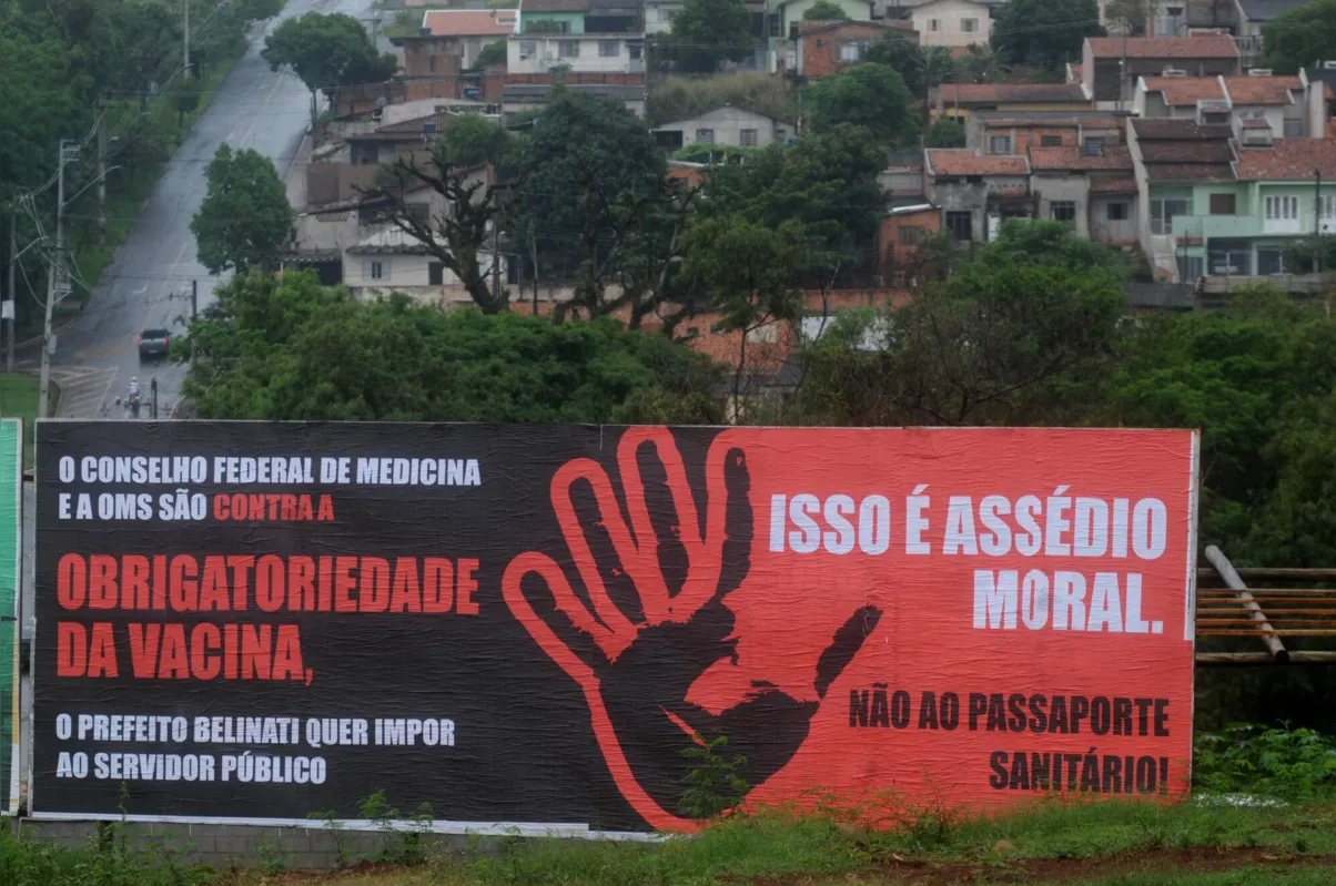 Imagem ilustrativa da imagem Outdoors criticam vacinação obrigatória de servidores e passaporte sanitário