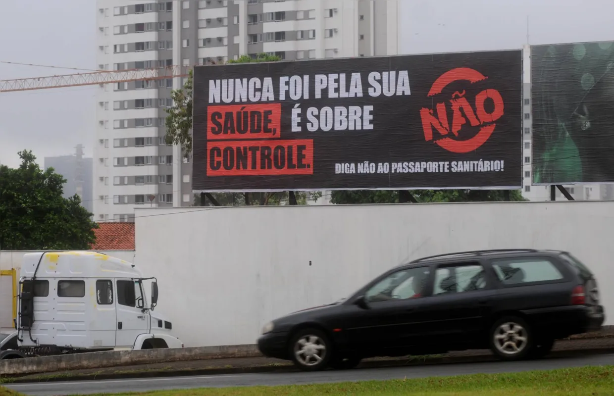 Imagem ilustrativa da imagem Outdoors criticam vacinação obrigatória de servidores e passaporte sanitário