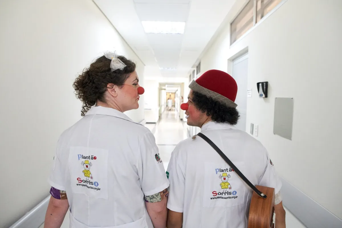 O Plantão Sorriso dentro dos hospitais foi um projeto pioneiro no sul do País e , na época de sua criação, contou com a assessoria dos Doutores da Alegria, de São Paulo, e do palhaço Picolino, de Londrina 