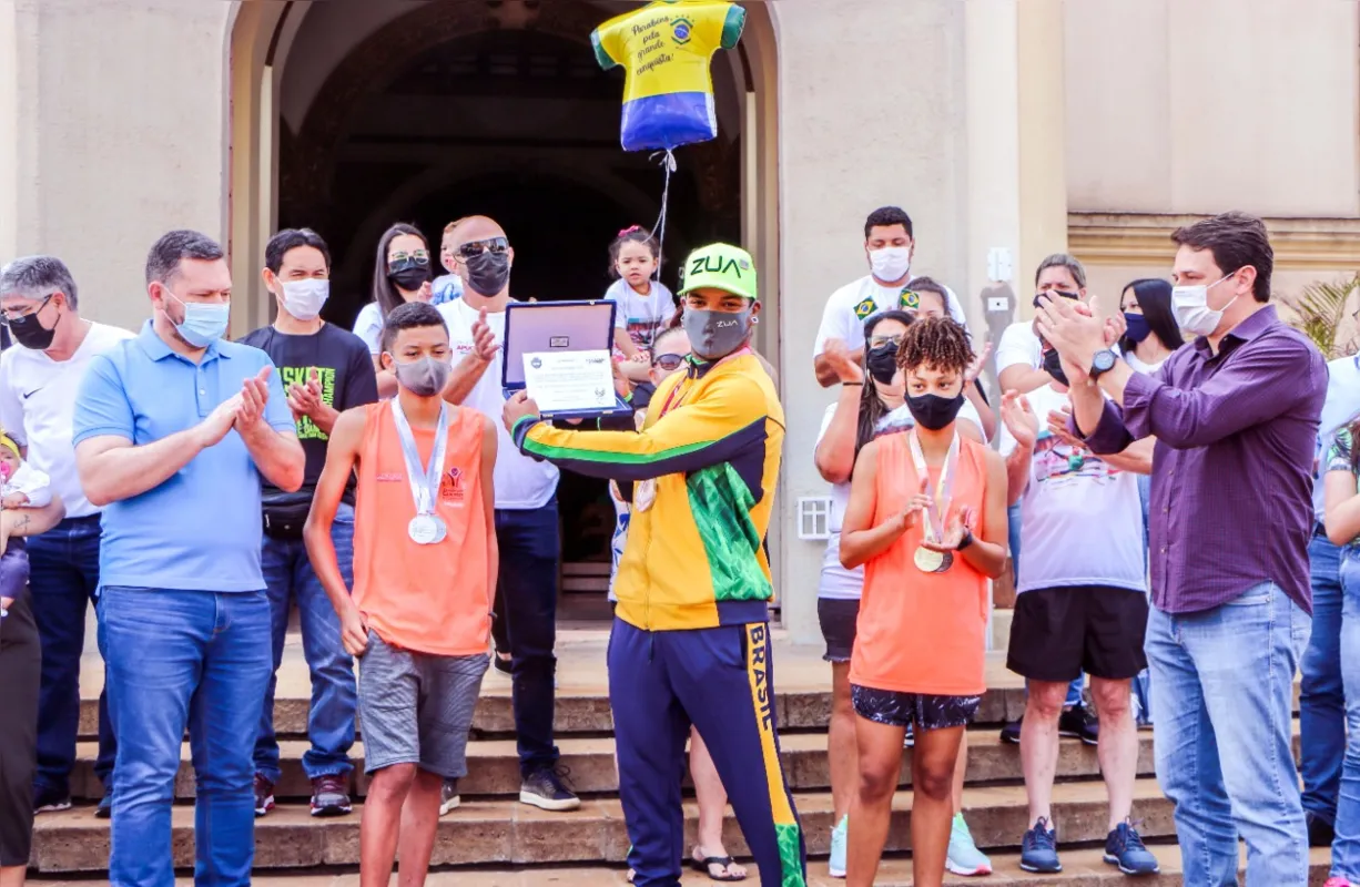 O paratleta Giovane Vieira de Paula recebeu uma placa de honra ao mérito ao paratleta em cerimônia realizada em frente da Catedral Nossa Senhora de Lourdes. 
