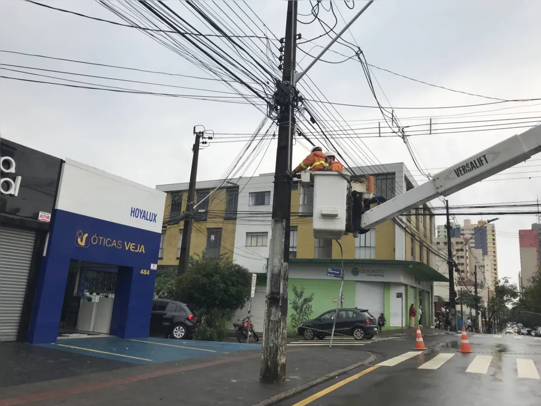 Imagem ilustrativa da imagem Queda de árvore causa transtornos no centro de Londrina