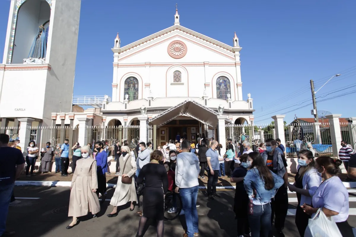 No Santuário de  Aparecida do Norte do Paraná serão realizadas várias missas ao longo do dia, à noite ocorre a Coroação da Imagem de Nossa Senhora