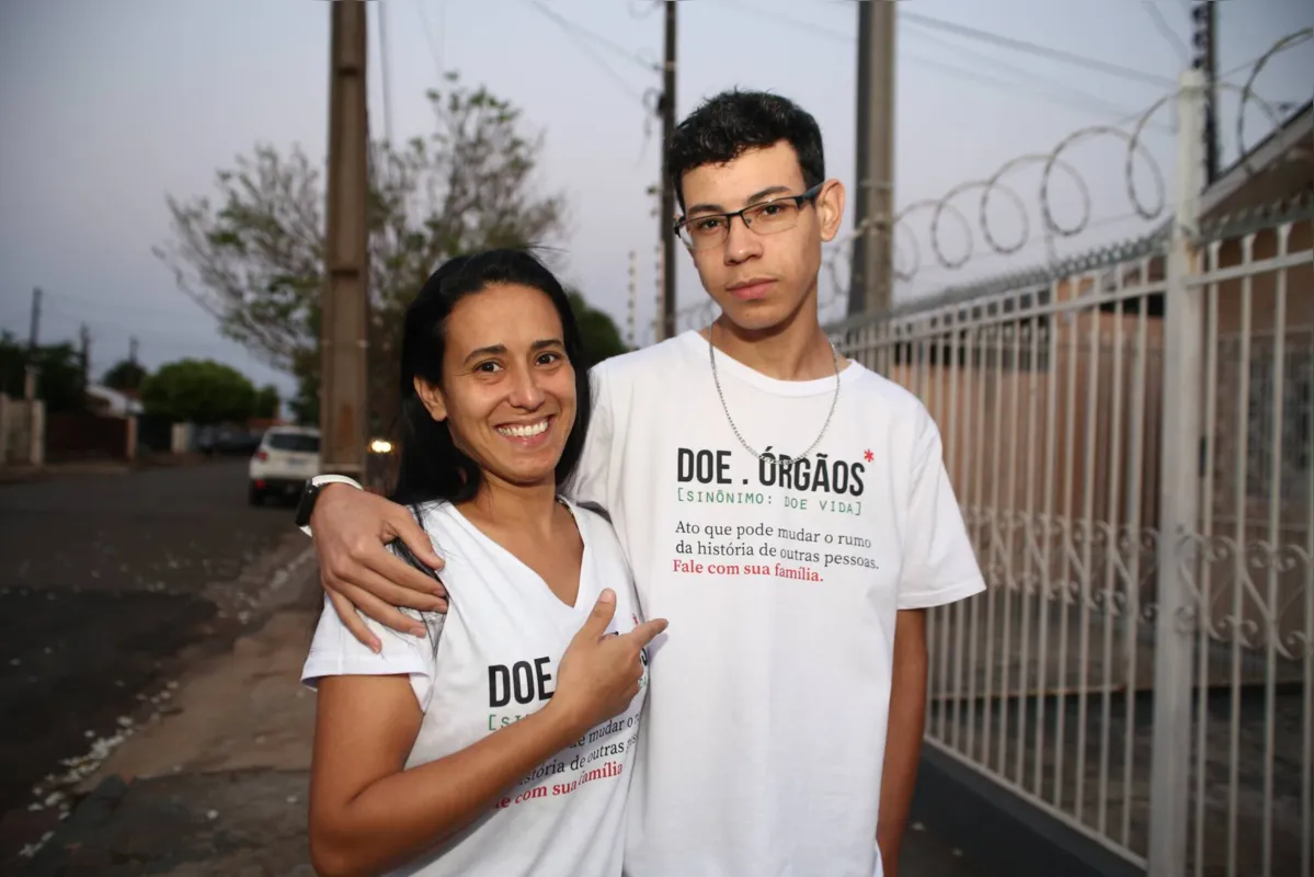 "Minha mãe está fazendo um último exame e, por enquanto, a esperança está com ela”, conta Matheus de Oliveira, que tem doença renal crônica e está na fila de transplante