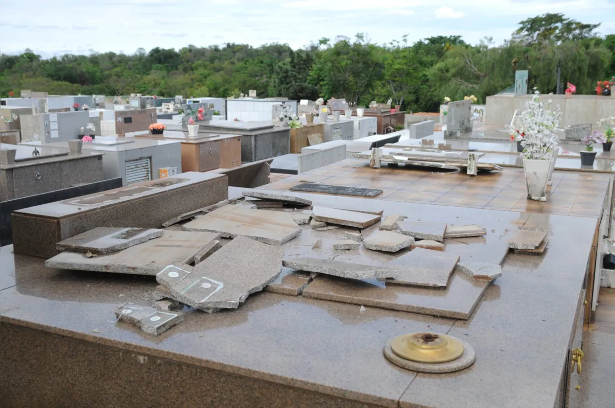 Túmulos destruídos ficam perto da ala nova 