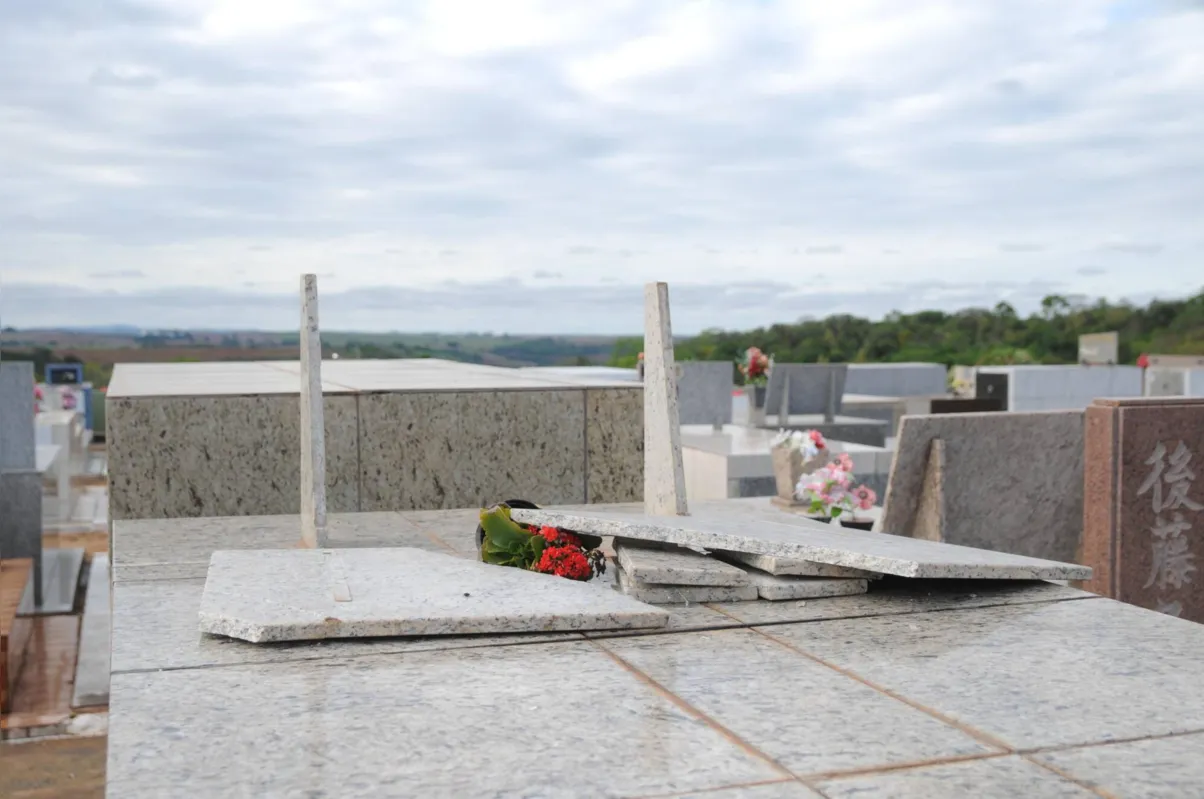 Imagem ilustrativa da imagem Túmulos do cemitério de Ibiporã ficam danificados após temporal