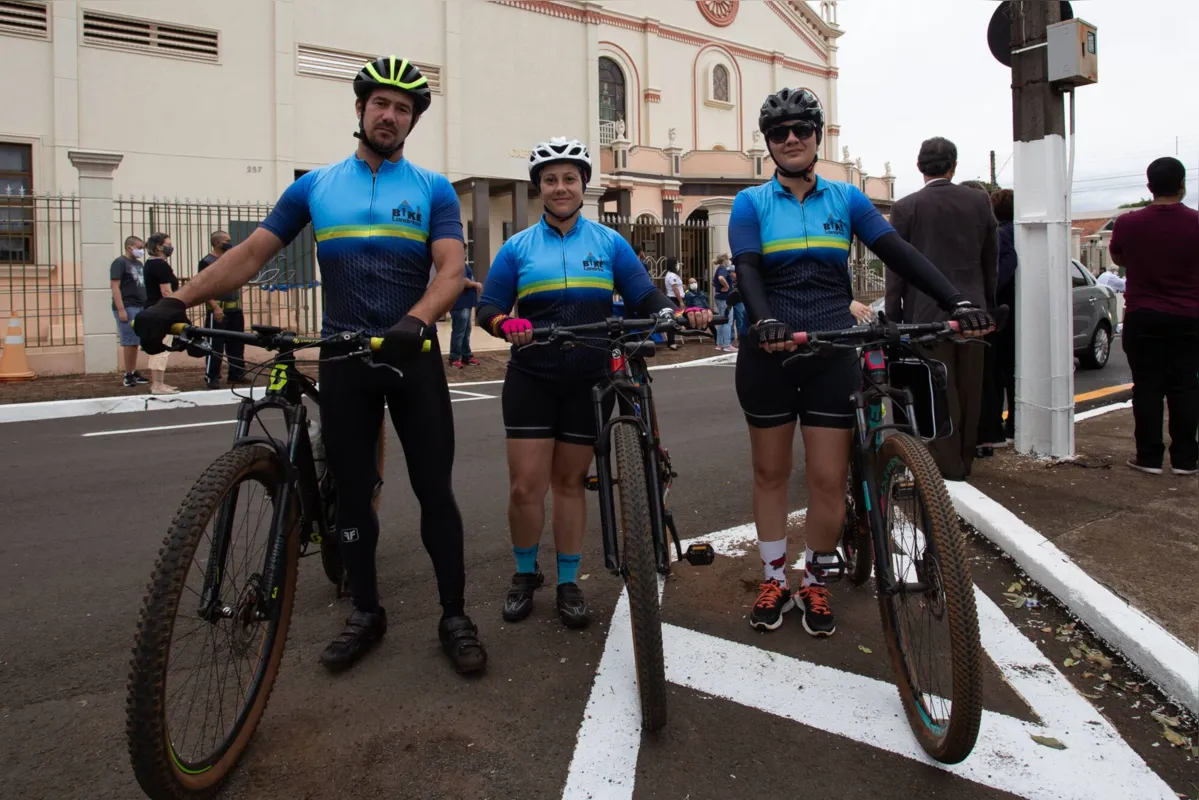 Luiz Alberto Franzin, Andreá de Carvalho e Roberta Carvalho fizeram de bicicleta os 13 km do percurso da carreata