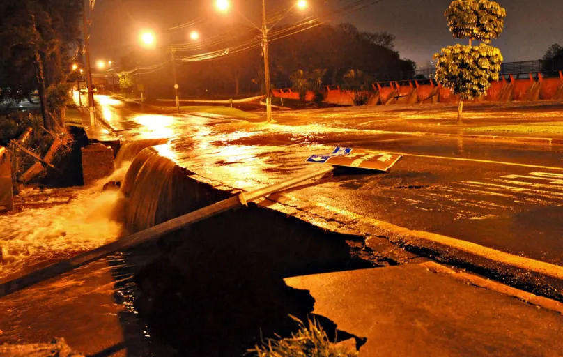 Temporal destruiu asfalto na rua 
Almeida Garret, na barragem do Igapó