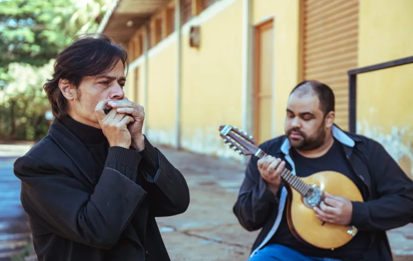 O cantor e gaitista Oswaldo Coyote e o guitarrista Alessandro Prog: blues e folk em parceria