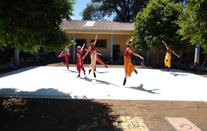 "Joguete", com o Ballet de Londrina: temporada de apresentações nas escolas municipais vai até a primeira semana de novembro 