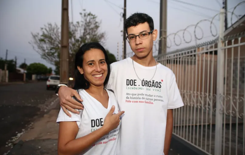 "Minha mãe está fazendo um último exame e, por enquanto, a esperança está com ela”, conta Matheus de Oliveira, que tem doença renal crônica e está na fila de transplante