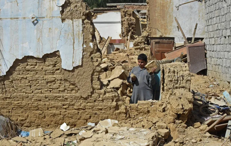Em Harnai, a cidade mais atingida, ao menos 100 casas de barro desabaram