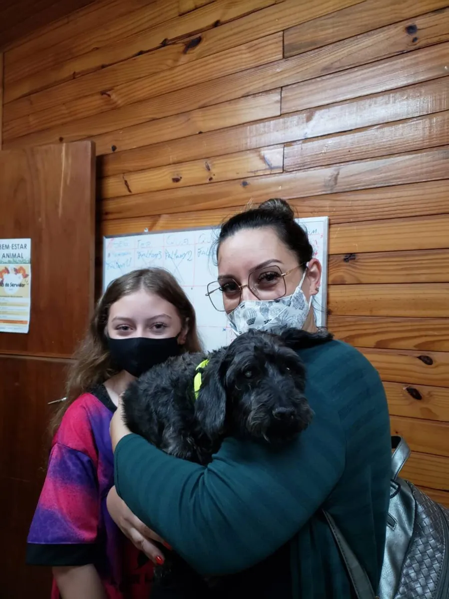 Cachorro Frederico foi adotado pela família de uma estudante da EJA 