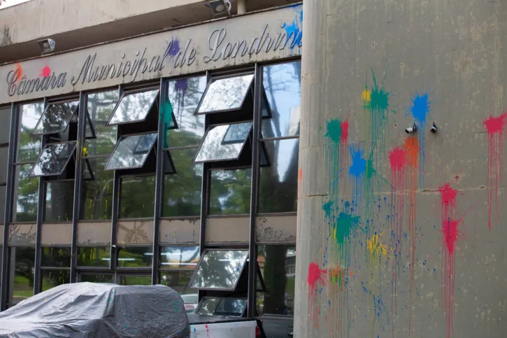 Imagem ilustrativa da imagem Alvo de vandalismo, prédio da Câmara de Londrina amanhece com tinta colorida