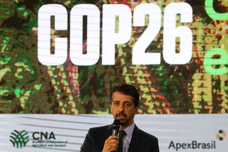 "Apresentamos hoje uma nova meta climática, mais ambiciosa, passando de 43% para 50% até 2030 e de neutralidade de carbono até 2050", disse Leite