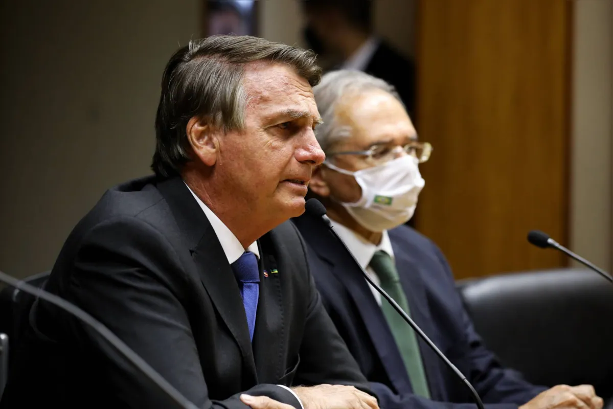 Bolsonaro e Guedes: semana tumultuada na área econômica por conta da iniciativa de furar o teto dos gastos