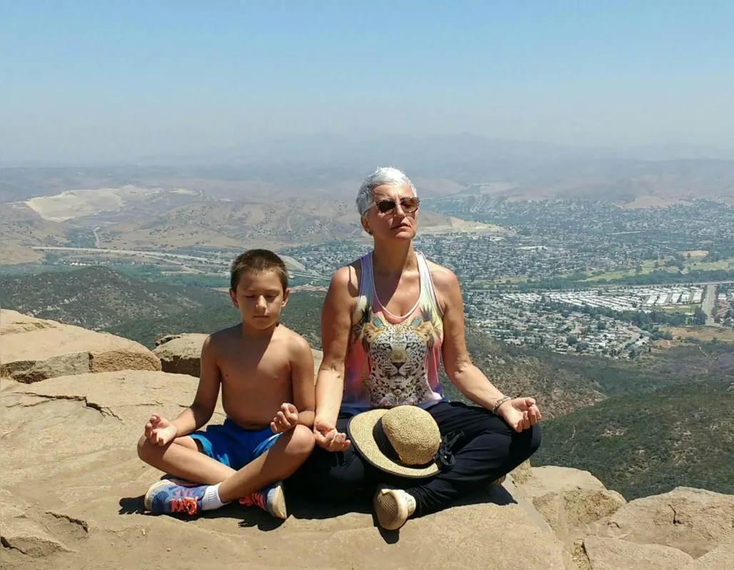 Dalva e o neto Pietro meditando em San Diego