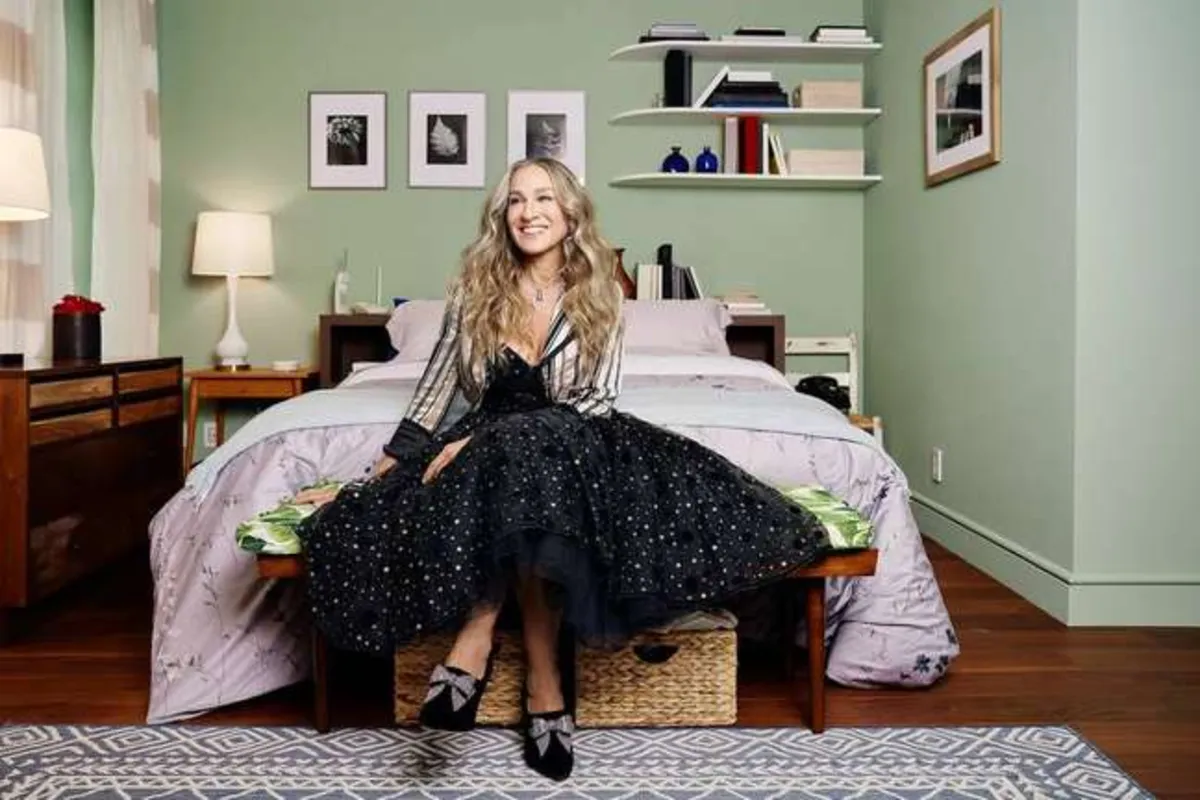 A personagem Carrie Bradshaw no apartamento que inspirou a Airbnb