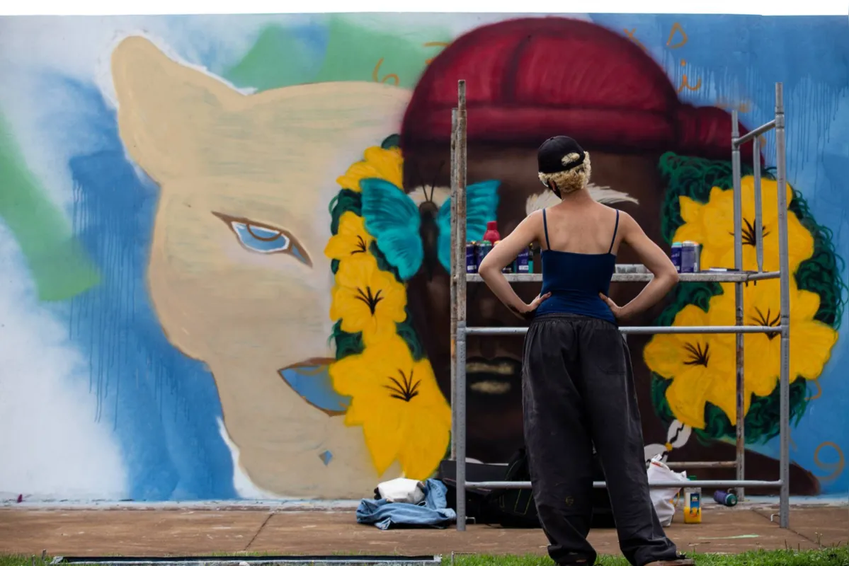 Imagem ilustrativa da imagem Arte e cor preenchem muro de cemitério em Londrina
