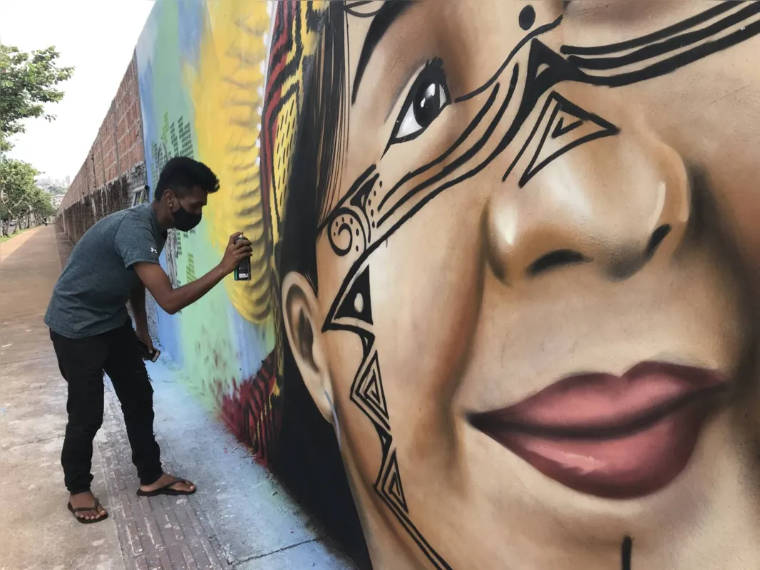 Imagem ilustrativa da imagem Arte e cor preenchem muro de cemitério em Londrina