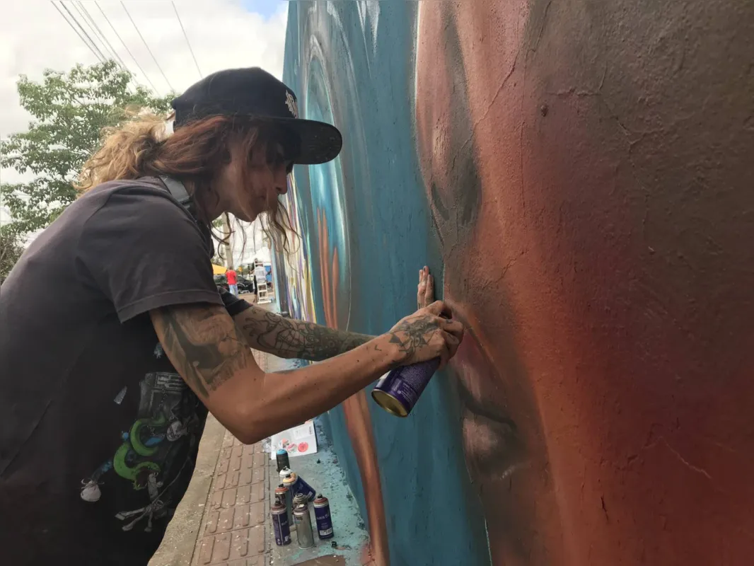 Imagem ilustrativa da imagem Arte e cor preenchem muro de cemitério em Londrina
