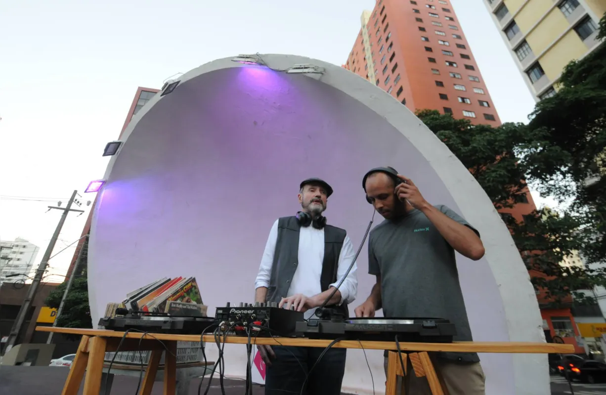 Os DJs João Durval e Pedra que Voa animam nesta sexta-feira (22) a primeira apresentação do projeto ODÉS na Concha Acústica