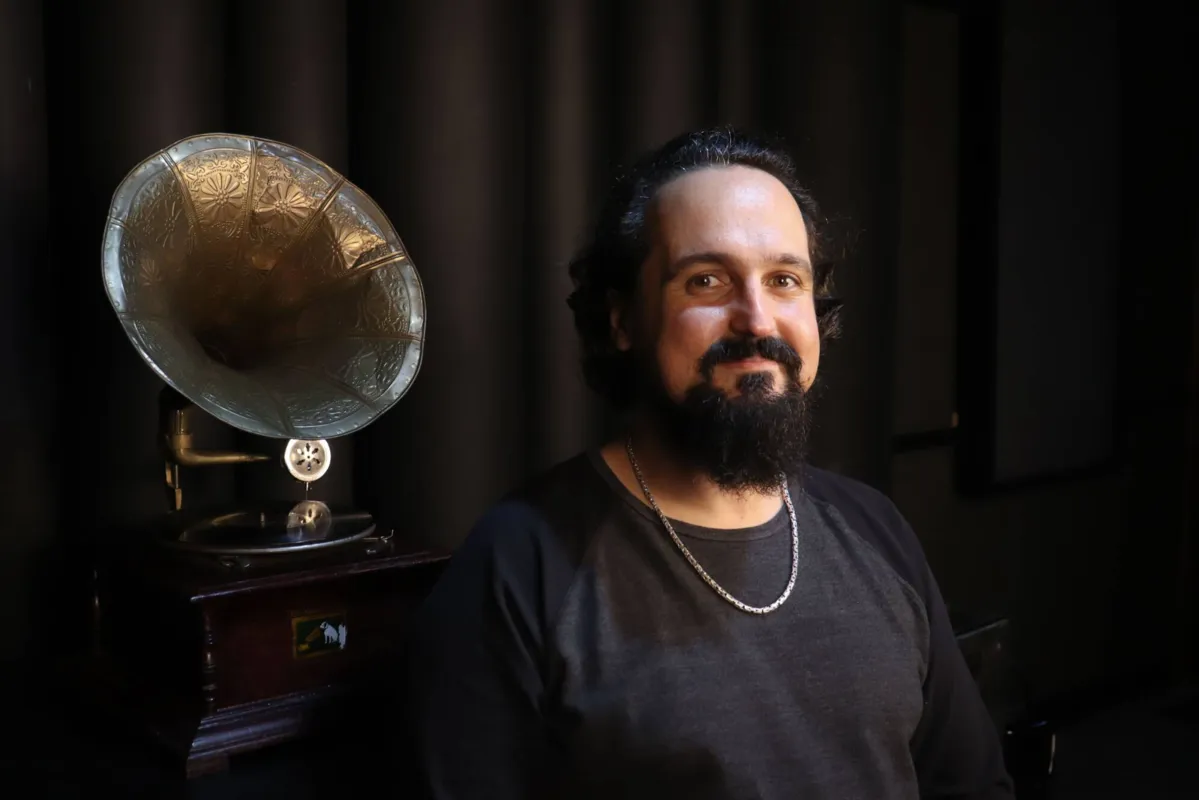 Bruno Guimarães lança "O Tempo Alto": com letras reflexivas, músico transita por diferentes gêneros musicais