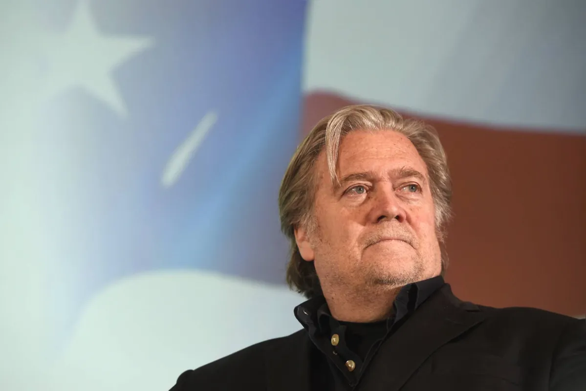  Bannon afirma não ter colaborado com a investigação sob o argumento de que as comunicações de Trump são protegidas por privilégio executivo