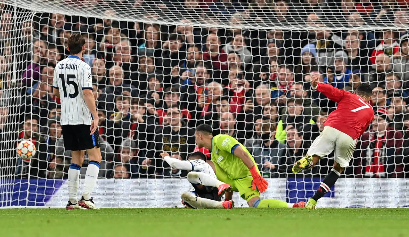 Imagem ilustrativa da imagem Cristiano Ronaldo marca no fim e United vence de virada na Liga dos Campeões