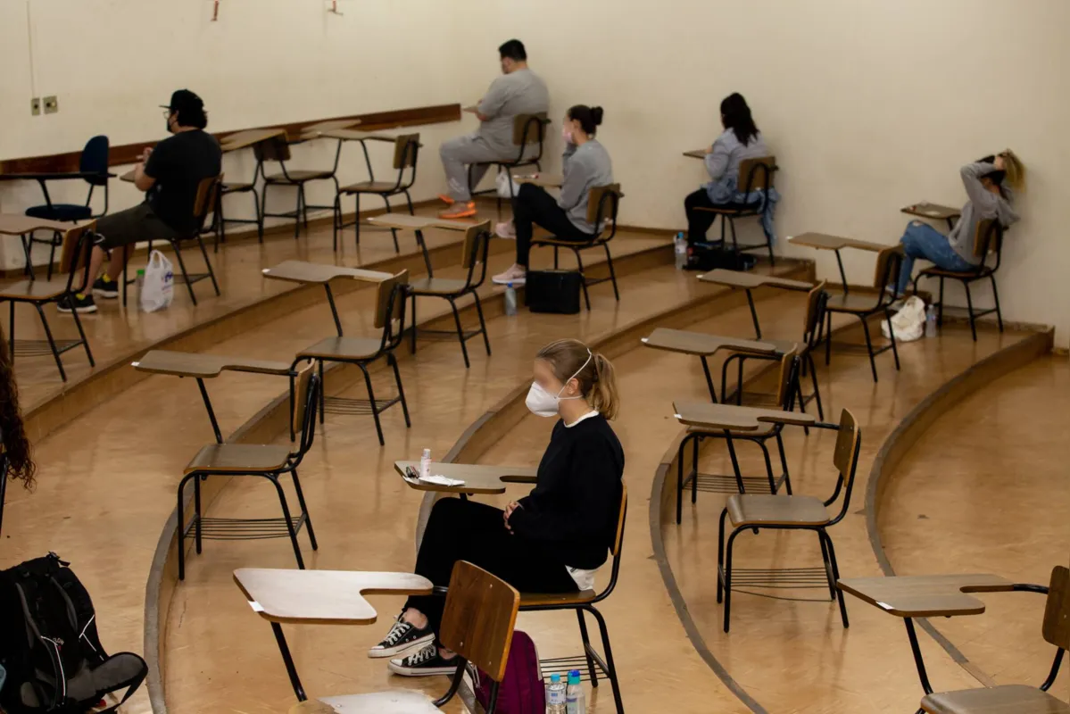 Imagem ilustrativa da imagem Desânimo e crise econômica afetam inscrições para vestibular da UEL