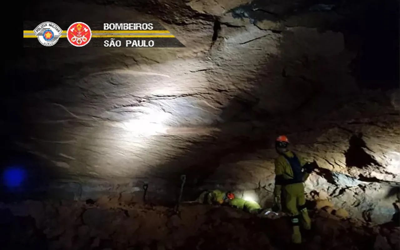 Imagem ilustrativa da imagem Desmoronamento em gruta deixa dez pessoas soterradas