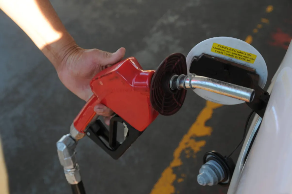 Imagem ilustrativa da imagem EDITORIAL - Combustível nas alturas