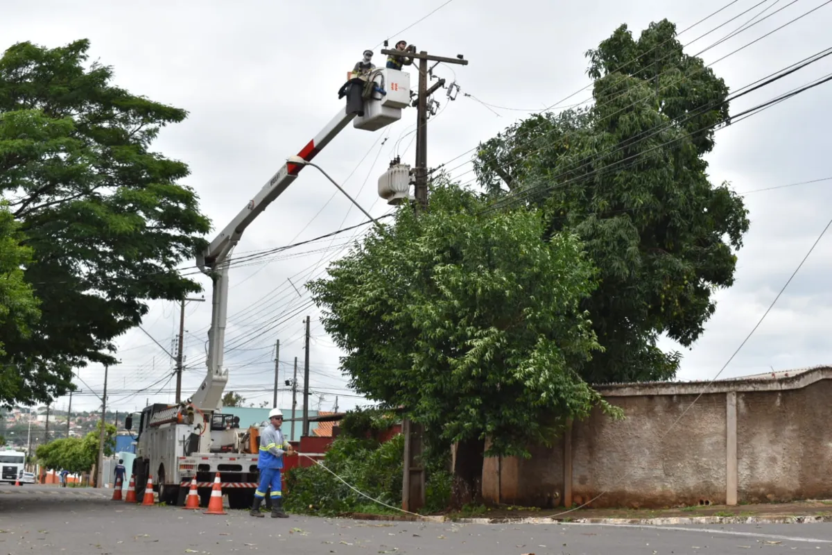 Imagem ilustrativa da imagem Em Londrina e região, 58 mil residências seguem sem luz