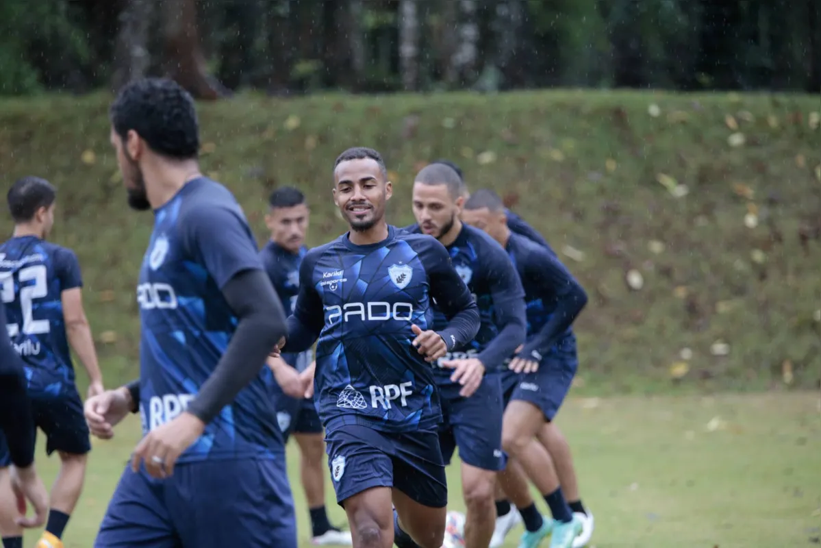 Após cumprir suspensão, volante Jean Henrique pode reaparecer entre os titulares diante do Confiança