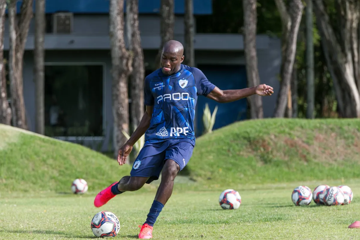 O colombiano Córdoba deve ganhar a oportunidade para voltar a ser titular do Londrina diante do Confiança