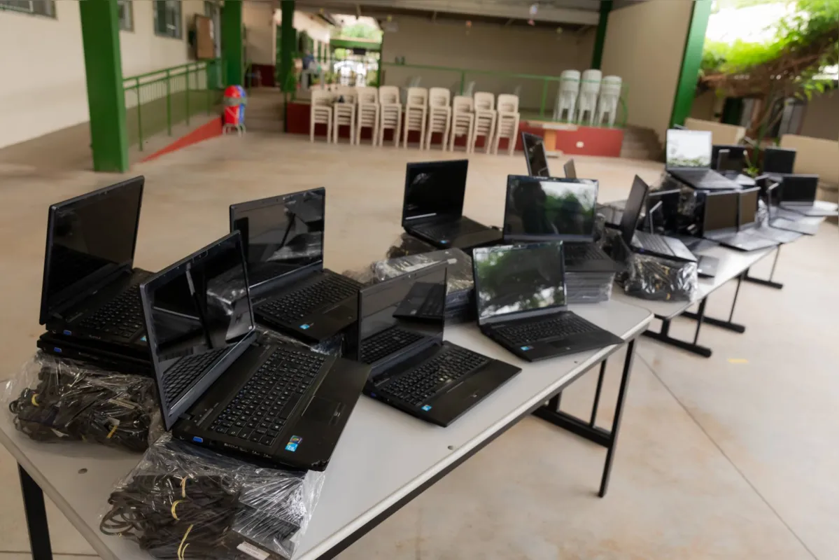 Imagem ilustrativa da imagem Guarda Mirim de Londrina recebe doação de 100 notebooks