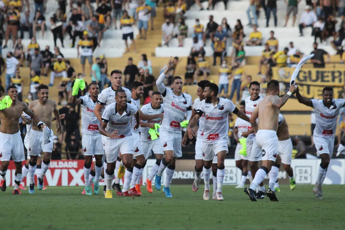 Jogadores do Ituano comemoram o acesso para a série B após o empate com o Criciúma