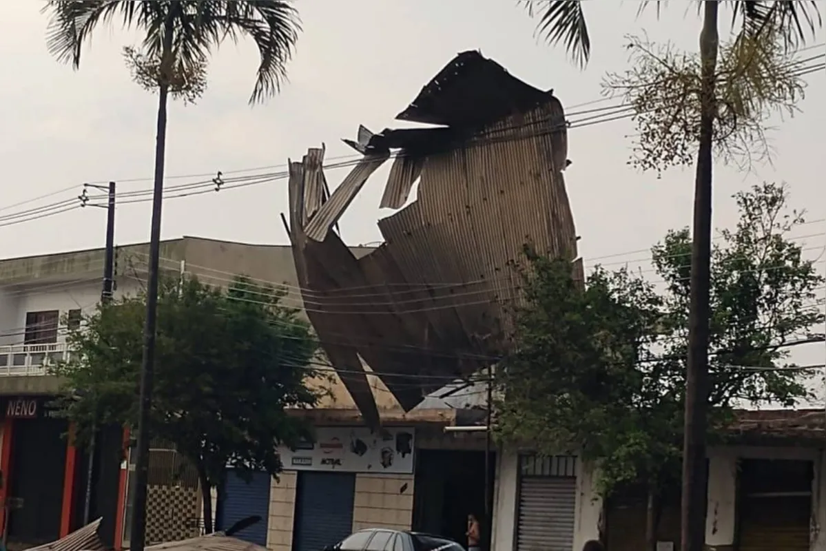 Imagem ilustrativa da imagem Mais de 250 mil imóveis ainda estão sem energia no PR