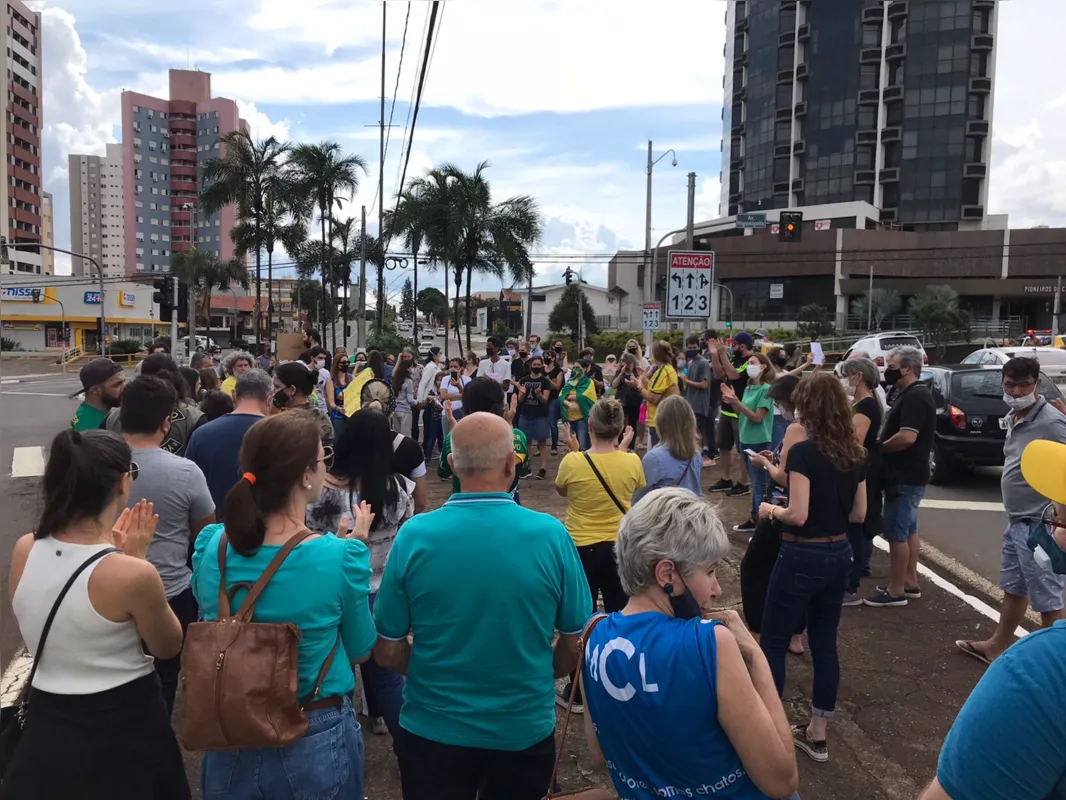 Cerca de 60 pessoas  se reuniram em Londrina para protestar contra a obrigatoriedade da vacina contra a Covid-19