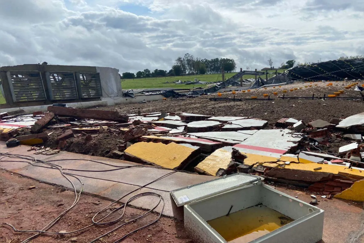 Municípios em situação de emergência ou calamidade podem obter moratória no pagamento de financiamentos contratados com o BRDE (Banco Regional de Desenvolvimento do Extremo Sul) e com a Fomento Paraná, além de acesso a crédito novo para obras de reconstrução.