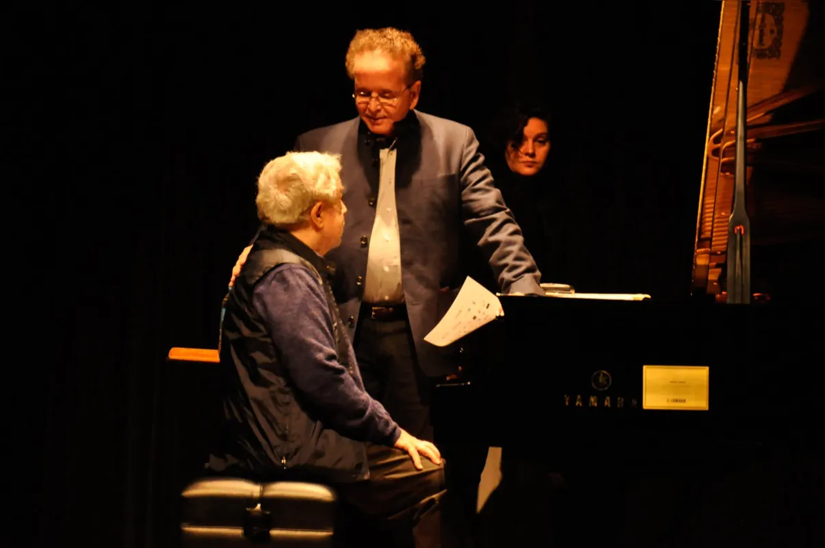 Nelson Freire com Marco Antonio Almeida no palco do Teatro Ouro Verde: última apresentação do pianista em Londrina foi em 2019 no FIML