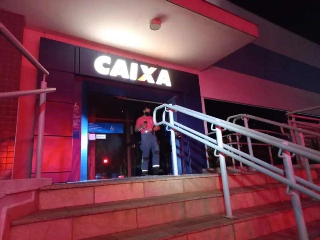 Câmeras flagraram duas pessoas ateando fogo em caixas destinados a depósito