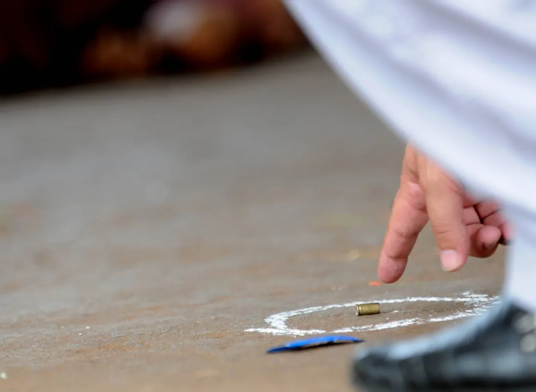Enquanto as crianças são mortas em circunstâncias que apontam para violência doméstica, os adolescentes são afetados principalmente pela violência urbana e armada