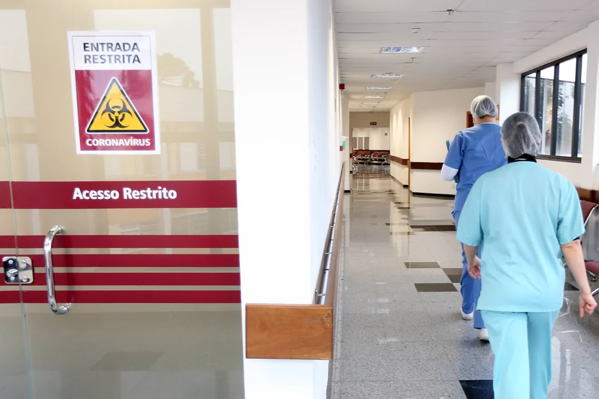 Segundo o balanço, foram registrados nos últimos 31 dias 21.959 casos e 700 mortes