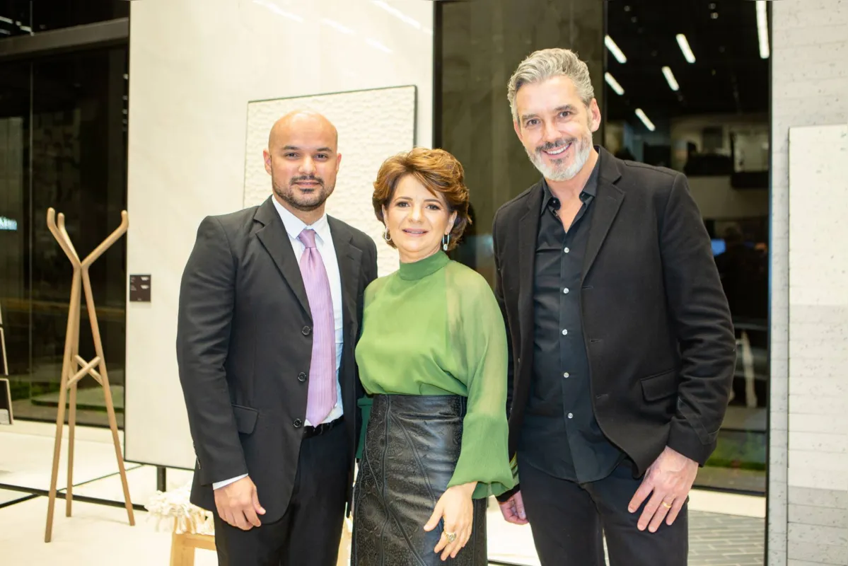 Russilan Rosa, do Grupo Portobello, a franqueada Rose Canassa e o diretor da Portobello Shop, José Gonçalves Junior