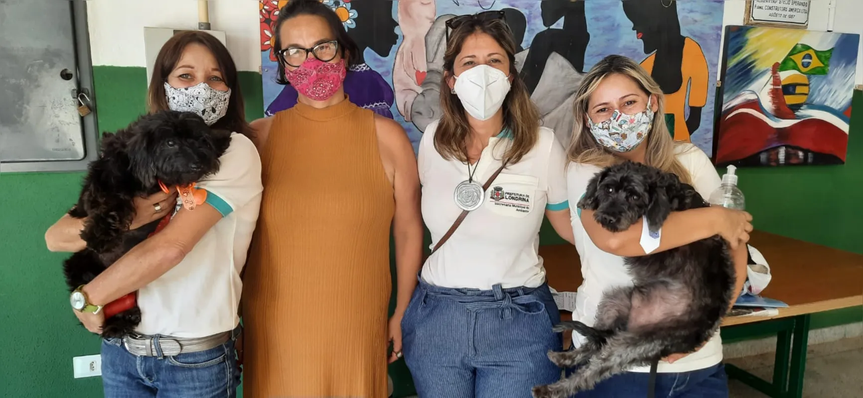 Renata Graner, psicóloga da Sema, com Betinho (que recebeu o nome em homenagem ao CEEBJA Herbert de Souza); Andressa Trevisan, professora do CEEBJA; e as professoras da Sema Adriana Barra e Daniele da Costa, com Frederico