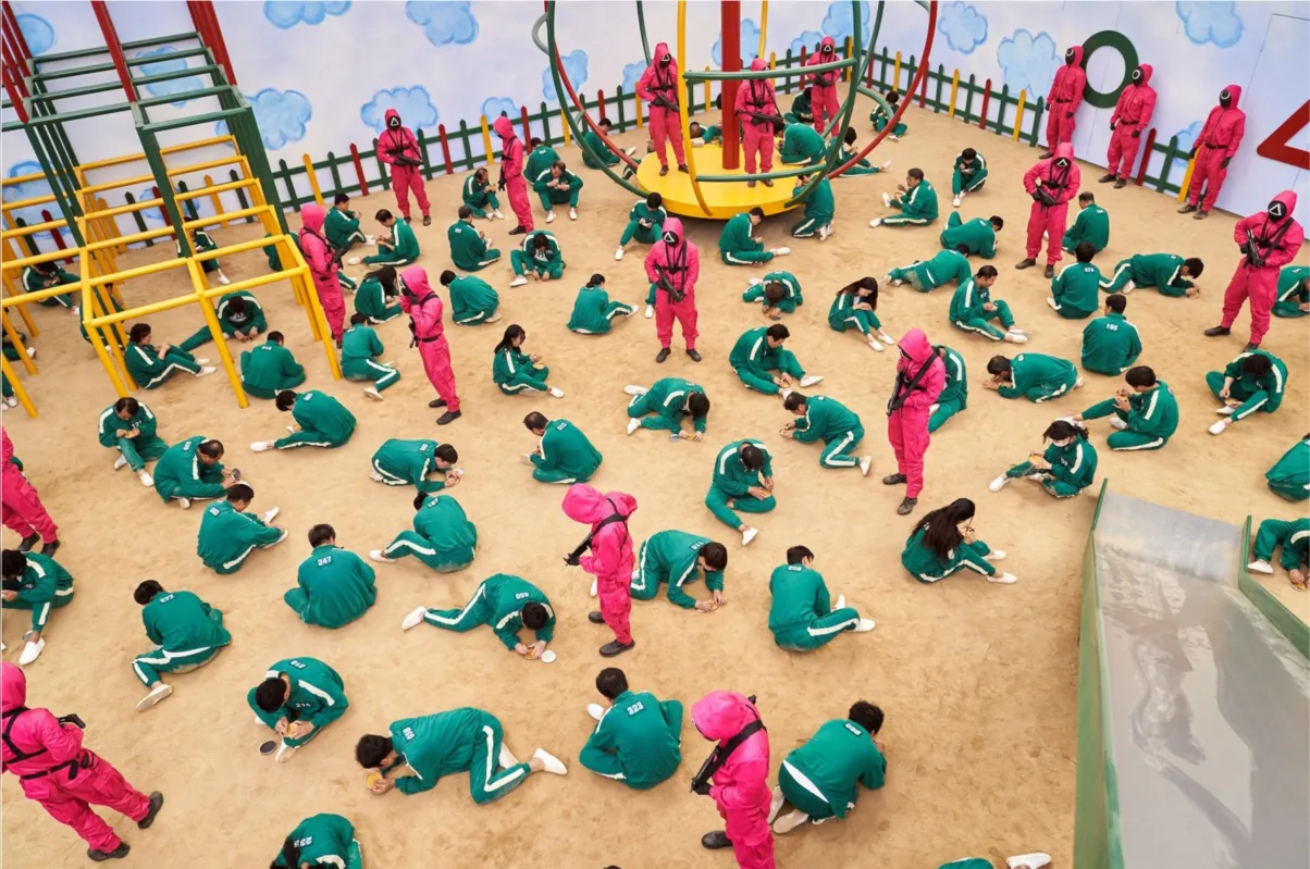Mistura de distopia futurística e alegoria sinistra da sociedade, série reúne pessoas desesperadas por dívidas num jogo mortal