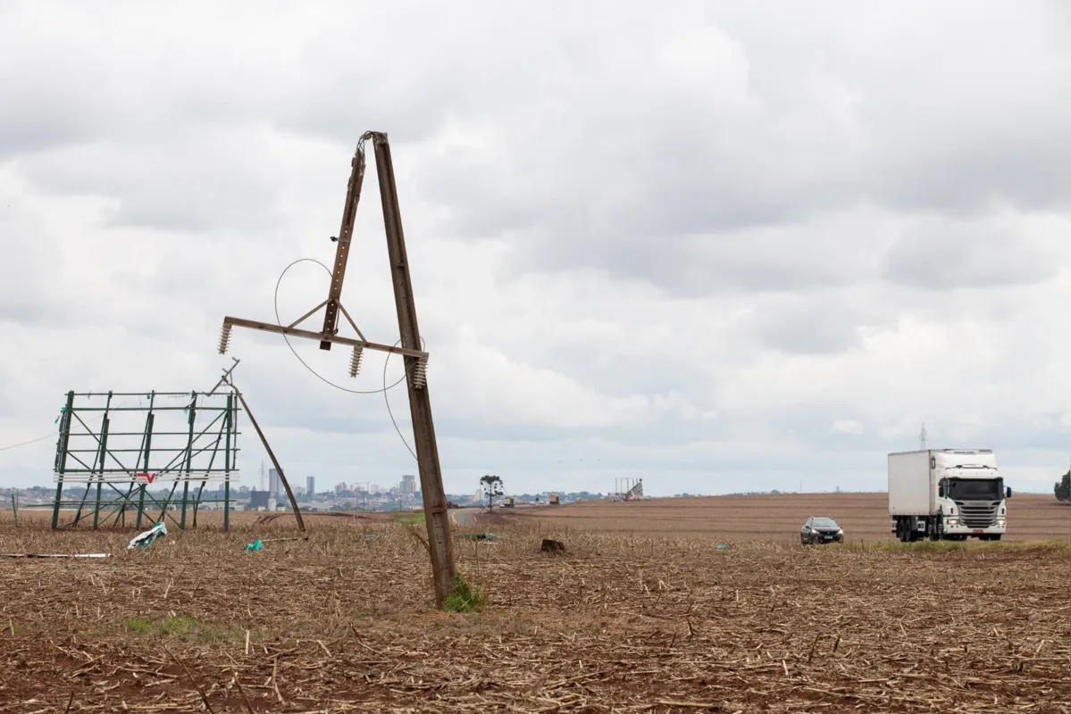 Queda de poste na PR 445: ao todo  170 postes caíram no município com os ventos de quase 80 km por hora