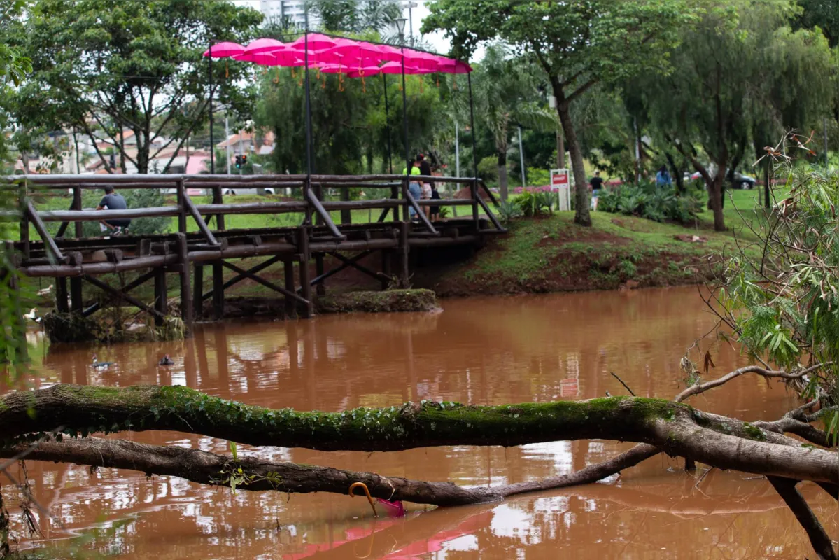 Lago Igapó cheio e parte dos guarda-chuvas sobre a ponte destruídos pela tempestade 